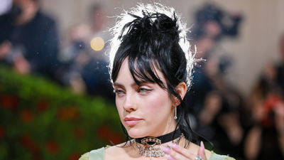 Billie Eilish Spoke About Living With Tourette Syndrome Ppl’s Offensive Responses To Her Tics
