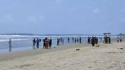 Maharashtra: 2 drown as boat capsizes off Tarkali beach in Sindhudurg district