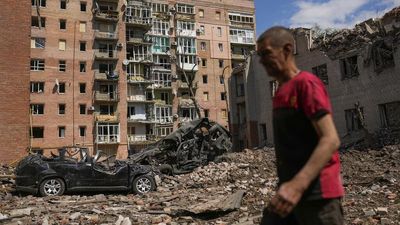 Russia seeks Ukraine city stranglehold