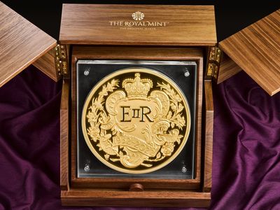 Royal mint unveils largest-ever 15kg gold coin for Queen’s platinum jubilee