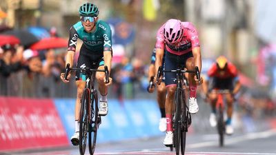 Australia's Jai Hindley closes gap to three seconds on Giro d'Italia leader Richard Carapaz after stage 16
