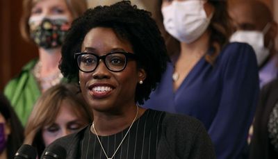Rep. Lauren Underwood leading drive to bolster swing district Democrats on Obamacare subsidies