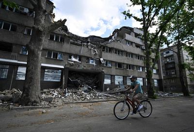 Ukraine news – live: Zelenksy says Kyiv won’t give up land for peace