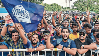 Kolkata: Cricket fans brave afternoon rain to soak in IPL spirit, catch first play-off
