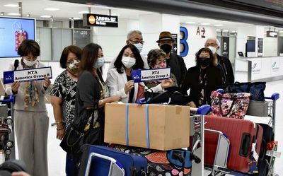 1st batch of tourists arrives on trial project to reopen border