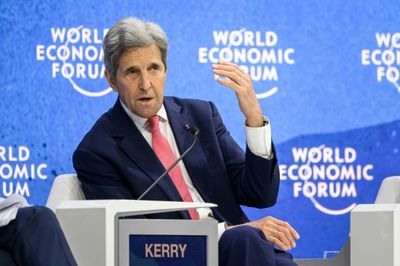 Kerry tells Davos climate coalition swelling