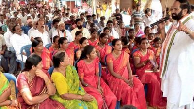 Telangana: Congress accuses TRS govt of neglecting farmers