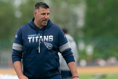 Watch: Titans’ Mike Vrabel gives heavy bag the business during OTAs