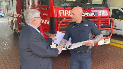 Firefighter registration fuels tension between unions, Victorian government amid fire services overhaul saga