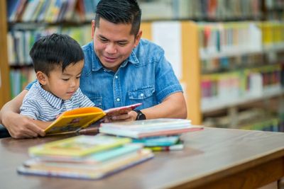 Father returns book he borrowed 40 years earlier to his former elementary school