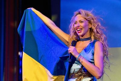 Singer Olya Polyakova fundraises for Ukraine with US tour