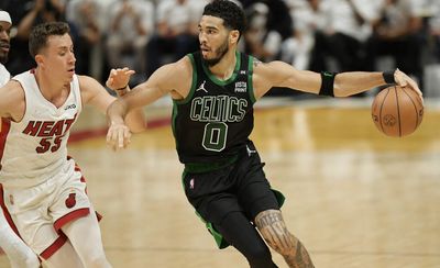 Boston Celtics defeat the Miami Heat 93-80 on the road: Game 5 highlights