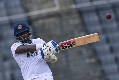 Mathews, Chandimal each hit tons to extend Sri Lanka lead