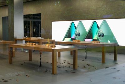Apple to keep iPhone production flat