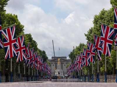 Platinum Jubilee: Country asked to sing ‘Sweet Caroline’ at street parties to celebrate Queen’s reign