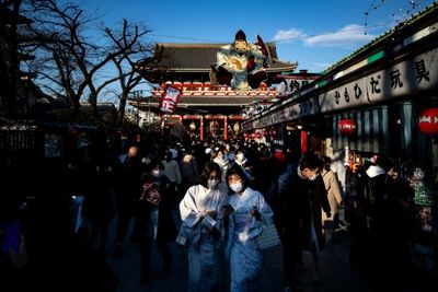 Japan to allow mass tourism, but only in tour groups