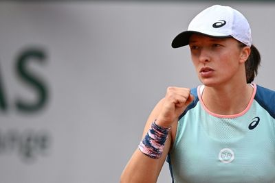 Swiatek races to 30th successive win as Medvedev cruises at French Open