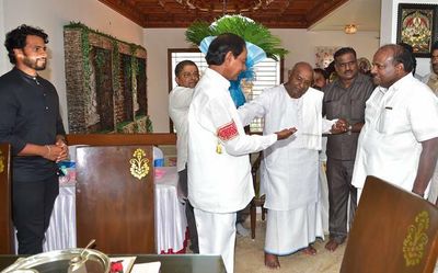 KCR meets Deve Gowda; hints at announcement of new political front around Dasara