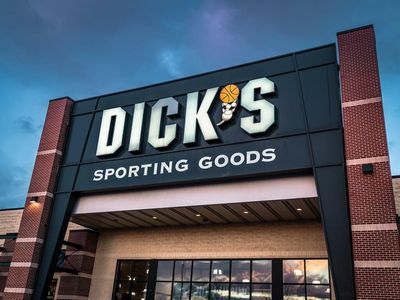 Can Dick's Sporting Goods Break Possible Headwinds? 2 Analysts Weigh In