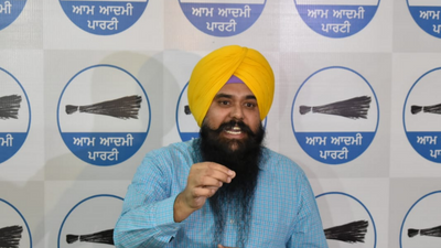 Punjab Lok Congress chief Captain Amarinder Singh, former deputy CM Sukhjinder Randhawa share evidence of corruption, says AAP Punjab chief spokesperson Malwinder Singh Kang