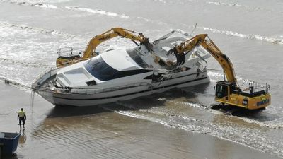 Sunken luxury yacht wreckage at Yeppoon removed after four day operation, but still unclear who will foot the bill