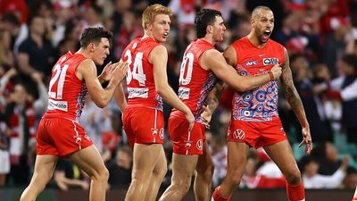 Lance Franklin leads Sydney comeback over Richmond as umpire controversy surrounds climactic finish