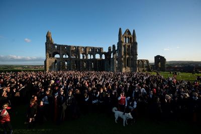 'Fang-tastic': Dracula fans in UK set new world record
