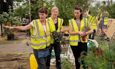 Gardeners use plant dyes to combat toxic chemicals used by fashion industry