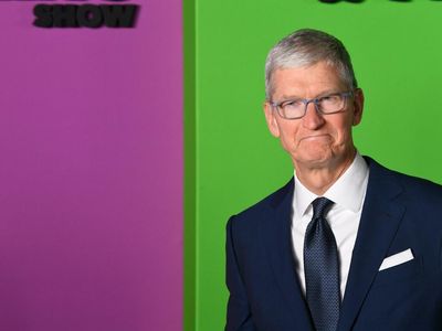 Apple CEO Tim Cook Donates $100,000 To His High School's Band; Director Says 'We Are Speechless'