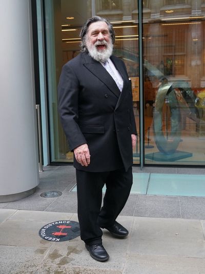 Actor Ricky Tomlinson wins right to continue legal battle over hacking claim