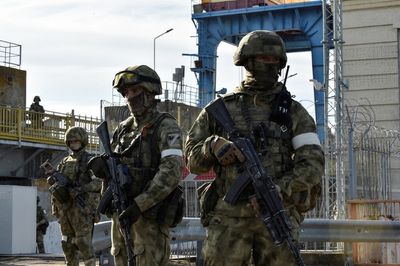 Ukrainians question the ease of Russian capture of Kherson