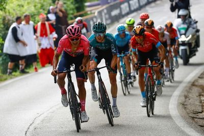 Bouwman wins mountain sprint in Giro stage 19, Carapaz in pink