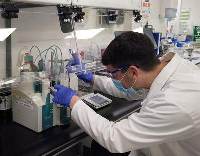 U.S. doctors reconsider Pfizer's Paxlovid for lower-risk COVID patients