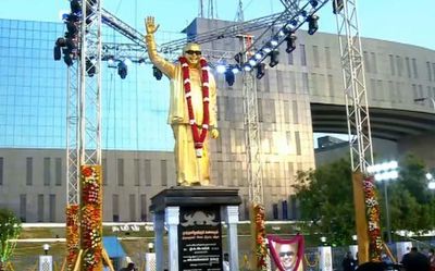 Vice-President Venkaiah Naidu unveils Karunanidhi statue in Chennai