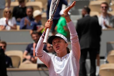 Swiatek marches on but Jeanjean’s dream run ends – day seven at the French Open