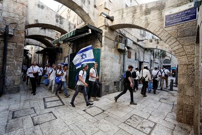 Ultra-nationalist Jews storm Al-Aqsa ahead of Israeli flag march