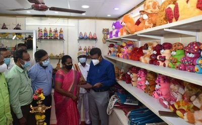 Handicrafts kiosk attracts PM’s attention