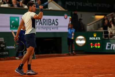 Alcaraz cruises into French Open quarter-finals