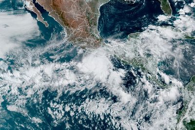 Season's 1st hurricane aims heavy hit at Mexico tourist zone