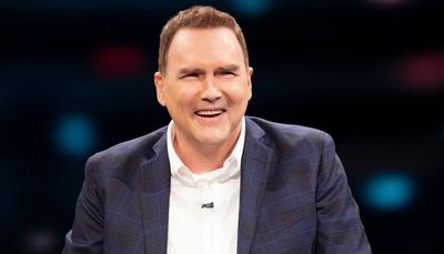 With no stage and no audience, Norm Macdonald still makes the jokes stick