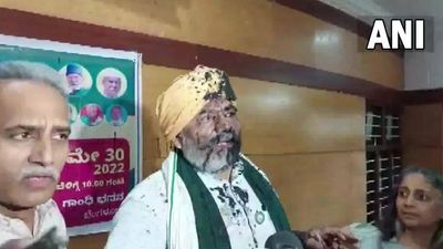 Ink thrown at BKU leader Rakesh Tikait in Bengaluru, 3 detained