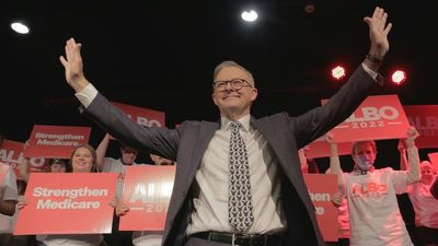 Anthony Albanese and Labor to form majority government with projected win in Macnamara