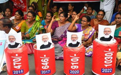 Andhra Pradesh: Left parties stage protest over price rise in Vijayawada