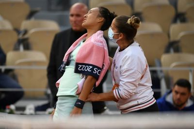 Swiatek survives scare against injured Zheng at French Open