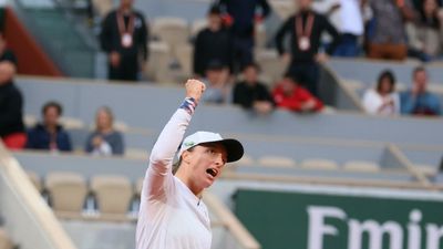 Swiatek digs out victory against Zheng to reach last eight at French Open