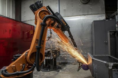 Robots Pick Up More Work at Busy Factories in U.S.