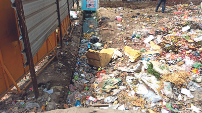 Lucknow: Cleaning deadline over 5 days ago, but choked drains still raise a stink