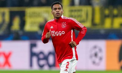 Manchester United begin talks with Ajax over defender Jurrien Timber