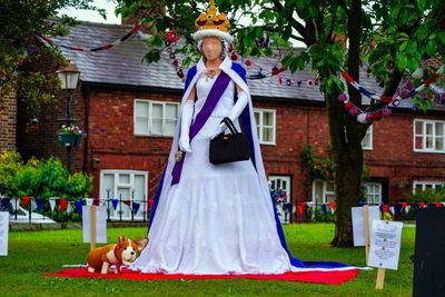 Knitters create life-size woollen Queen ahead of Jubilee celebrations - old