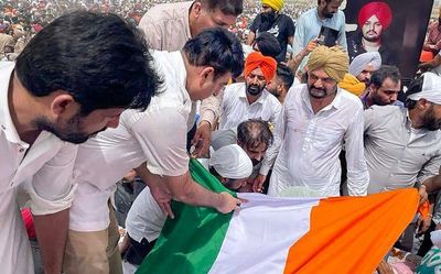 Thousands of mourners bid tearful adieu to Punjabi singer Moosewala; join his last ride on favourite tractor